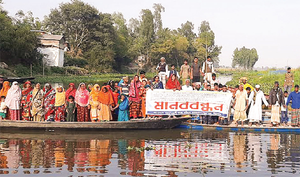 সিরাজগঞ্জে জলাশয় রক্ষার দাবিতে নৌকায় মানববন্ধন