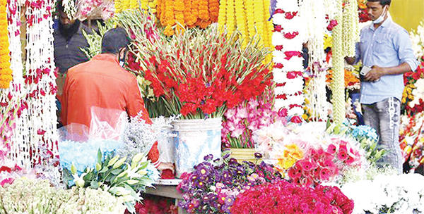 শাহবাগে ২০ কোটি টাকার ফুল বিক্রির প্রত্যাশায় ব্যবসায়ীরা