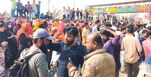 ধামরাইয়ে বেতন-বৃদ্ধির দাবিতে শ্রমিকদের মহাসড়ক অবরোধ