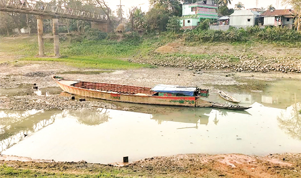 ধোবাউড়ায় কংশ নদীর বুকে ধু ধু বালুচর