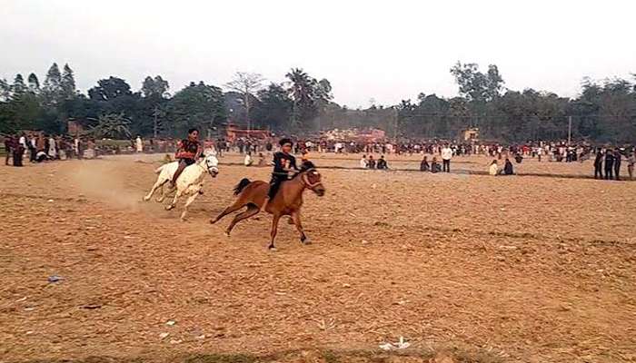 সিরাজগঞ্জে দর্শকের মন মাতানো ঐতিহ্যবাহী ঘোড়দৌড় প্রতিযোগিতা অনুষ্ঠিত