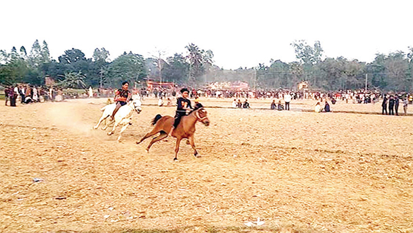 সিরাজগঞ্জে দর্শকের মন মাতানো ঘোড়দৌড় প্রতিযোগিতা