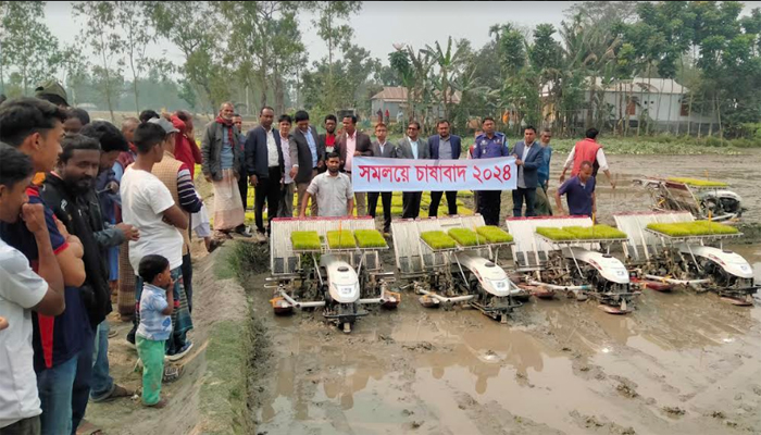 ভূরুঙ্গামারীতে সমলয় পদ্ধতিতে ধান চাষে আগ্রহ বে‌ড়ে‌ছে কৃষক‌দের