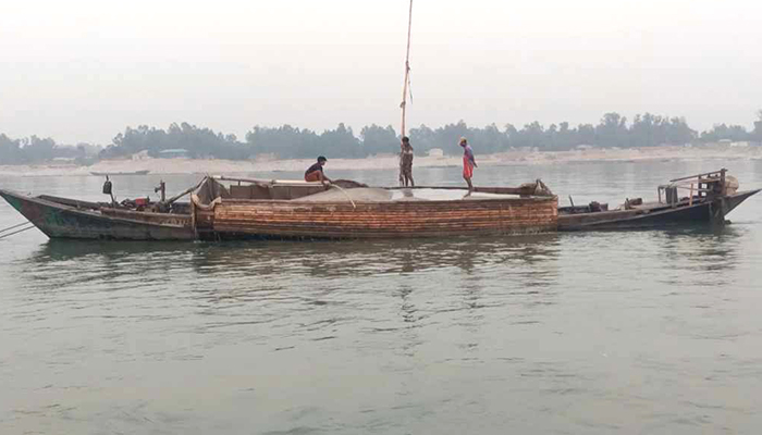 বালু উত্তোলন করায় হুমকির মুখে নির্মাণাধীন বেড়িবাঁধ 