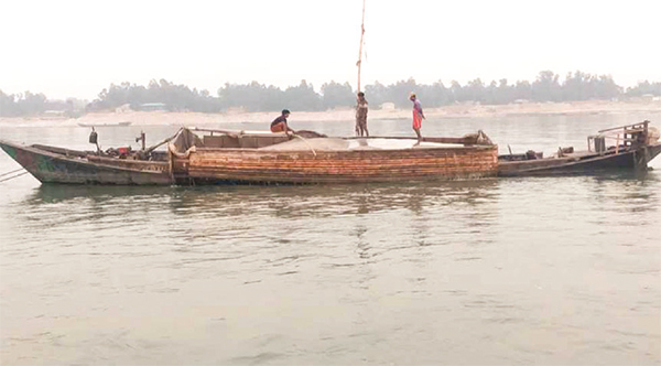 নির্মাণাধীন বেড়িবাঁধ এখন হুমকির মুখে