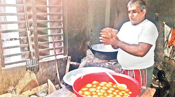 কেশবপুরের পাঁজিয়ার রসে টইটম্বুর রসগোল্লা