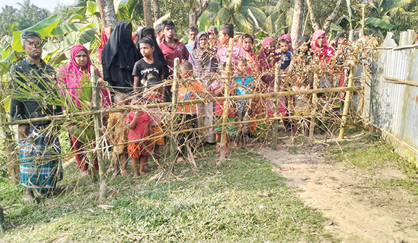 পুরোনো রাস্তার বাঁশের বেড়ায় অবরুদ্ধ ২০ পরিবার