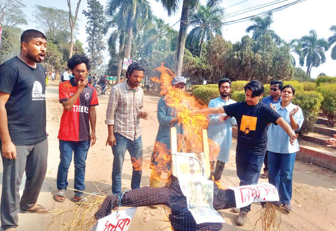 নিরাপদ ক্যাম্পাসের দাবিতে জাবিতে বিক্ষোভ সমাবেশ