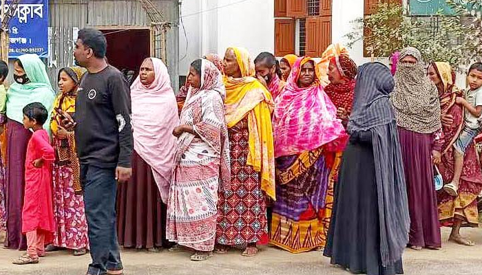 যমুনায় অবৈধ বালু উত্তোলন বন্ধে এলাকাবাসির মানববন্ধন