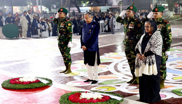 একুশের প্রথম প্রহরে ভাষা শহীদদের প্রতি রাষ্ট্রপতি-প্রধানমন্ত্রীর শ্রদ্ধা 