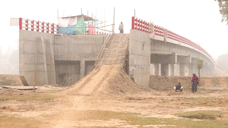 নওগাঁর মান্দায় ব্রিজ থাকলেও নেই সংযোগ সড়ক