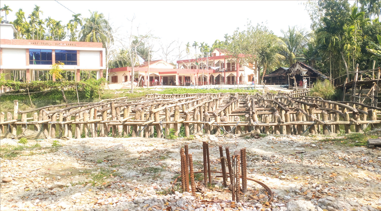 কাউখালীতে ৫ বছরেও শেষ হয়নি সেতুর নির্মাণকাজ