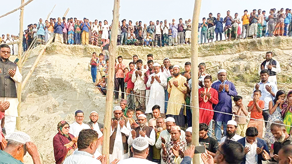 নদীভাঙন রোধে এলাকাবাসীর উদ্যোগে বাঁধ নির্মাণ