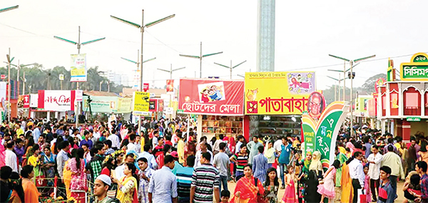 ছুটির দিনে নানা বয়সি মানুষের ভিড় ছিল বইমেলায়