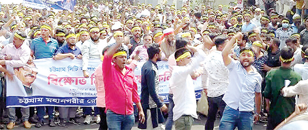 পুনর্বাসনের দাবিতে হকারদের সড়ক অবরোধ