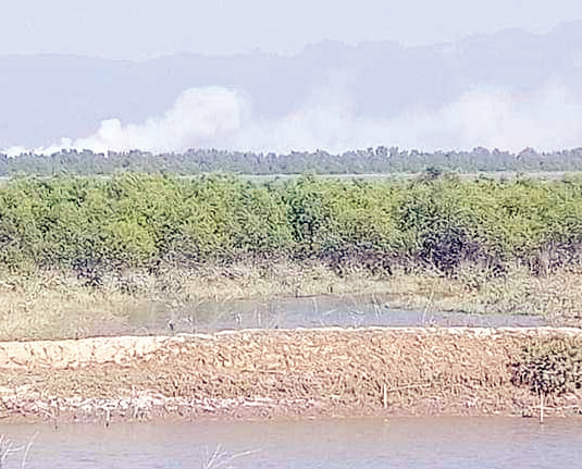 নাফ নদীর ওপারে বিকট শব্দের পর ‘আগুনের ধোঁয়া’