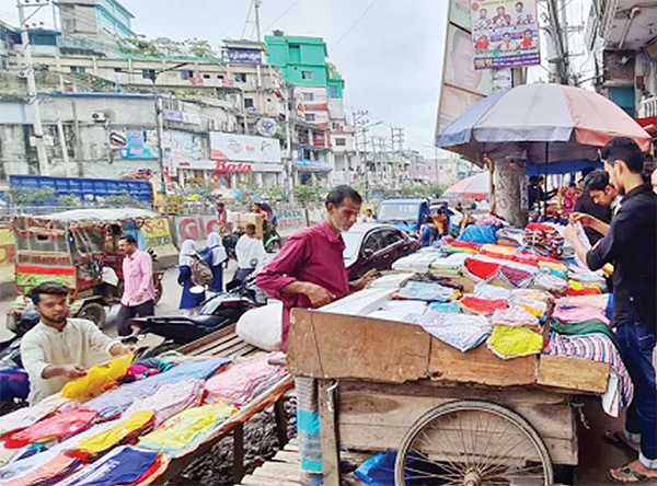 হকারের দখলে ফুটপাত : ঘটছে দুর্ঘটনা