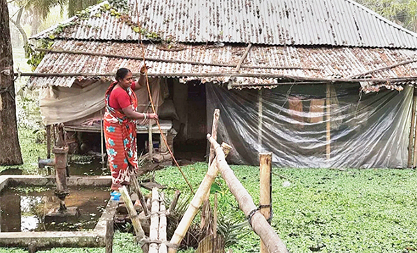 কেশবপুরে পানিবন্দি মানুষের একমাত্র ভরসা বাঁশের সাঁকো