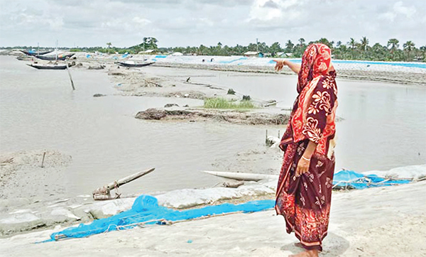 শ্যামনগর বেড়িবাঁধে দম্পতির টিকে থাকার সংগ্রাম