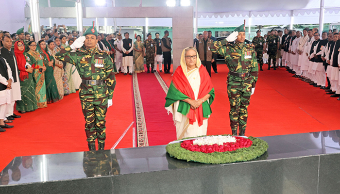 বঙ্গবন্ধুর প্রতিকৃতিতে প্রধানমন্ত্রীর শ্রদ্ধা