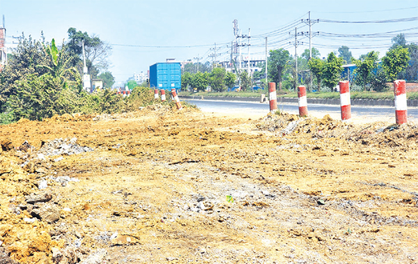 আশুলিয়ায় সড়ক ও জনপথের জমি ভরাটের অভিযোগ