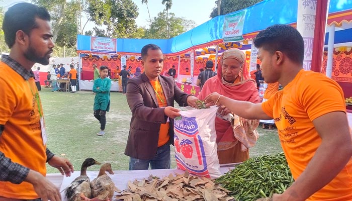 যে হাটে লাগেনা টাকা-কড়ি, হয়না দর কষাকষি 