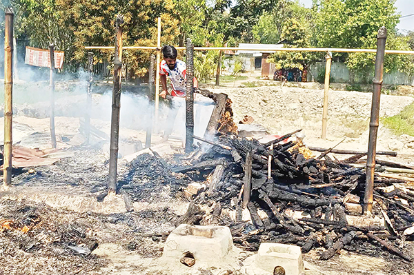 কৃষকের ঘরে আগুন দেওয়ার অভিযোগ