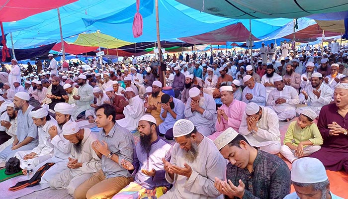 ২০ সহস্রাধিক মুসল্লির আমিন আমিন ধ্বনিতে মুখরিত চাঁদপুরের ইজতেমা ময়দান