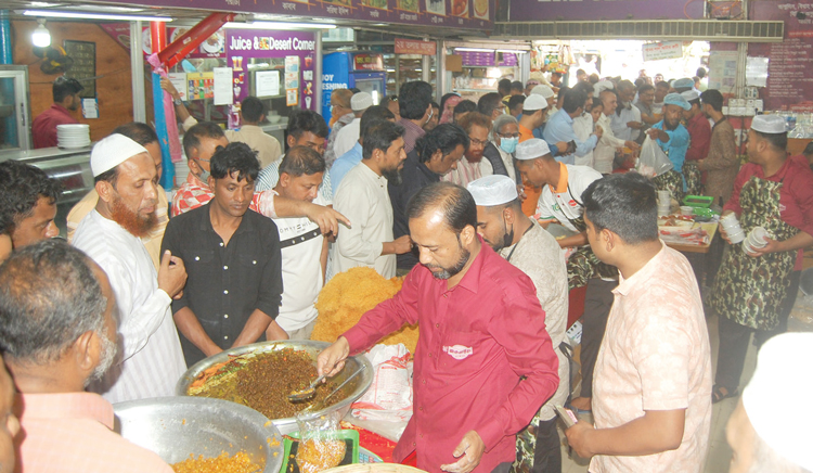 আকবরিয়ায় বাহারি ইফতারসামগ্রী