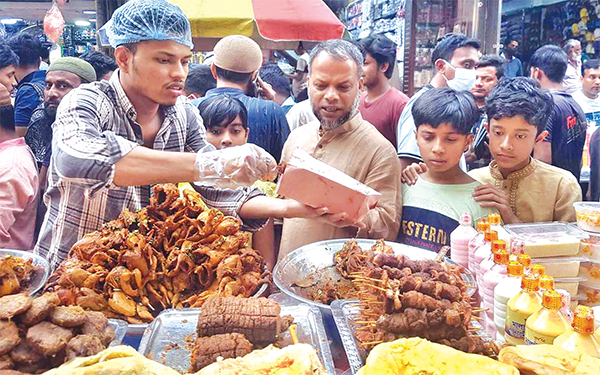 ইফতার ঘিরে চকবাজারে উৎসবের আমেজ