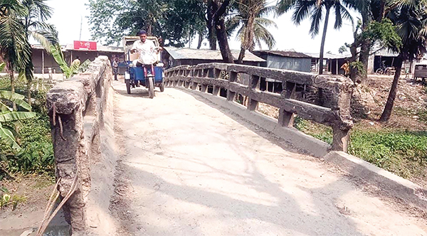 লক্ষ্মীপুরের করাতিরহাটে সেতুর বেহালদশা