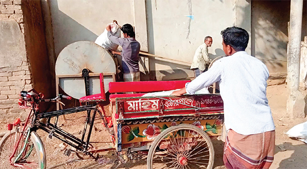 হলুদ ঝাড়া মেশিনের শব্দে দুর্ভোগে শিক্ষার্থীরা