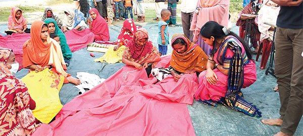 সুই সুতোয় স্বপ্ন বুনেন রামগঞ্জ ইছাপুর আশ্রয়ণ প্রকল্পের নারীরা