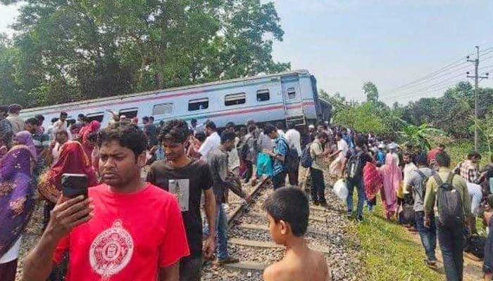 কুমিল্লায় বিজয় এক্সপ্রেসের ৯ বগি লাইনচ্যুত