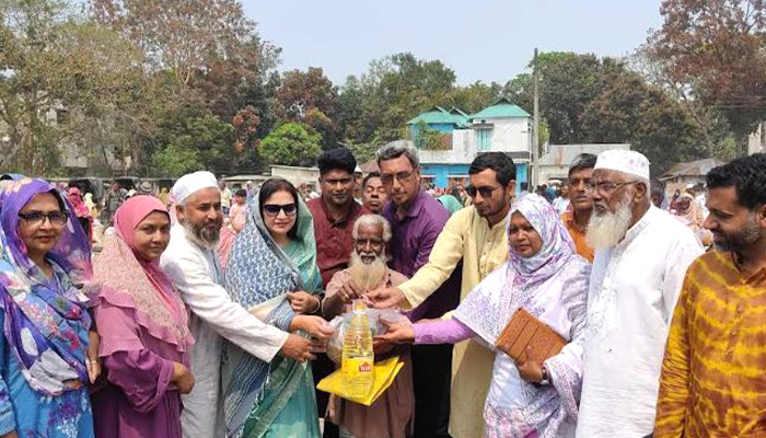 সিরাজগঞ্জে প্রান্তিক জনগোষ্ঠীর মাঝে ফুড প্যাকেজ বিতরণ