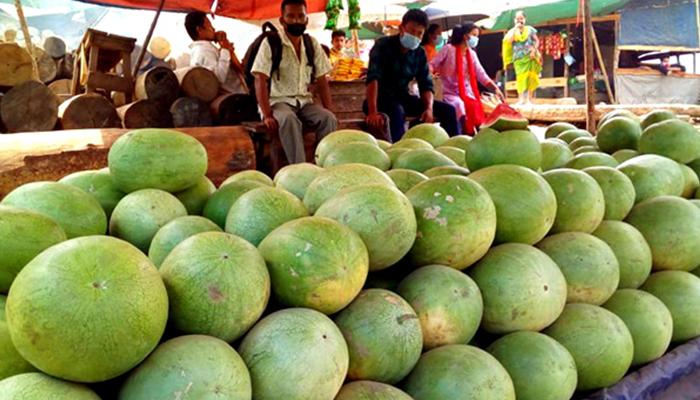 তরমুজে হাত দিতে পারছেন না নিন্ম-মধ্য‌বি‌ত্তরা