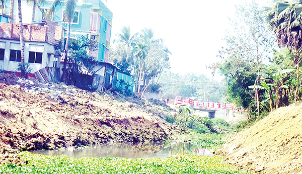 কুষ্টিয়ায় খাল দখল করে ভরাট