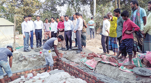 জরাজীর্ণ ব্যারাকের গৃহনির্মাণ কাজ পরিদর্শনে উপসচিব