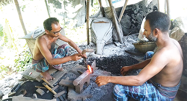 আধুনিকতার ছোঁয়ায় অস্তিত্ব সংকটে কামারশিল্প