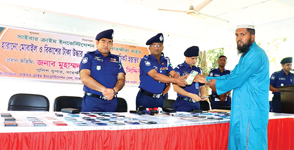 ১০০ মোবাইল ফোন ও টাকা উদ্ধার করে মালিকদের কাছে হস্তান্তর