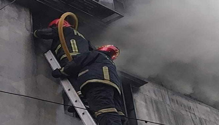 পুরান ঢাকার আগুন আড়াই ঘণ্টার চেষ্টায় নিয়ন্ত্রণে 