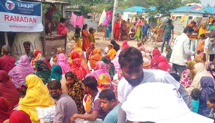 সিরাজগঞ্জে অসহায় পরিবারের মাঝে খাদ্য সামগ্রী বিতরণ 