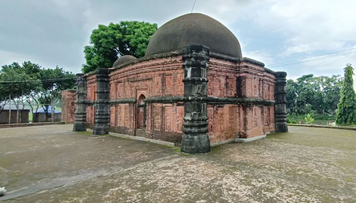 দিনাজপুরের ‘সুরা মসজিদ’ মুসলিম স্থাপত্যের অনন্য নিদর্শন