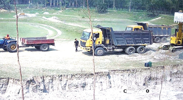 নকল দলিলে ভূমি দখলে নিয়ে মাটিকাটার অভিযোগ