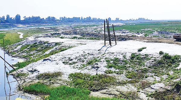 সিরাজগঞ্জে প্রভাবশালীর ছত্রছায়ায় মাটি কাটা হচ্ছে, রাতের আঁধারে