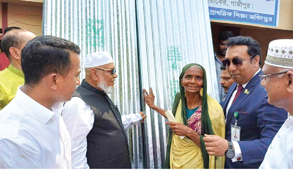 শিলাবৃষ্টি ও ঝড়ে ক্ষতিগ্রস্তদের মধ্যে মুক্তিযোদ্ধামন্ত্রী সহায়তা প্রদান