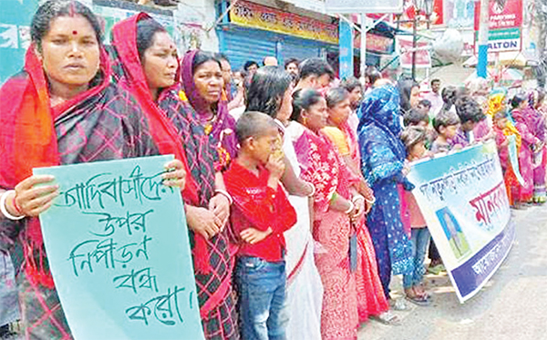 ক্ষুদ্র নৃ-গোষ্ঠী নারীর সন্ধান চেয়ে মানববন্ধন