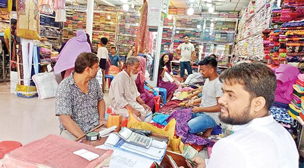 দাম বৃদ্ধিতে হতাশা নিয়ে বাড়ি ফিরছে অনেকে