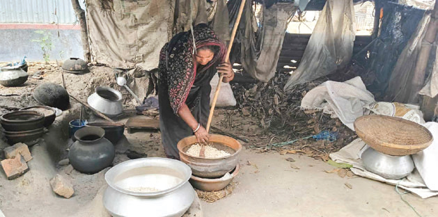 সখীপুরে শতাধিক পরিবার চলে হাতে ভাজা মুড়ি বেচে