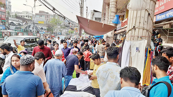 রাজধানীর ফুটপাতে জমতে শুরু করেছে ঈদবাজার